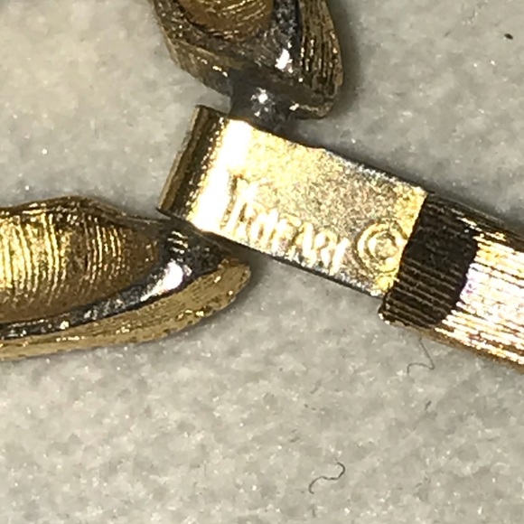 1960’s Vintage Crown Trifari Textured Gold Tone Bracelet - Picture 4 of 4